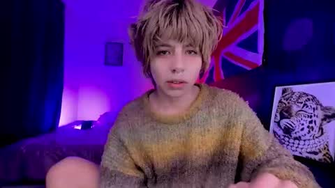 Snapshot of aronn_44 chatting on June 4, 7:25 am Aaron online show from June 4, 7:25 am