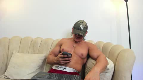 Snapshot of aroon_connor chatting on October 2, 1:01 am   online show from October 2, 1:01 am