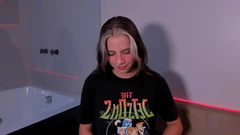 artemisablake online show from December 18, 8:57 pm