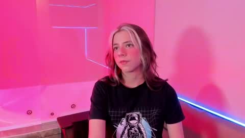 artemisablake online show from December 19, 9:17 pm