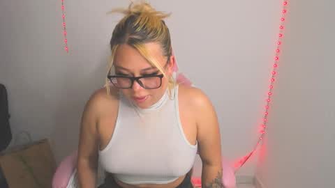 Snapshot of arthemiss033 chatting on February 11, 12:26 am Val online show from February 11, 12:26 am