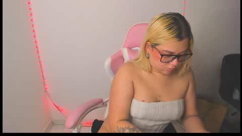 Snapshot of arthemiss033 chatting on February 17, 1:35 am Val online show from February 17, 1:35 am