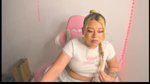 Snapshot of arthemiss033 chatting on February 24, 1:14 am Val online show from February 24, 1:14 am