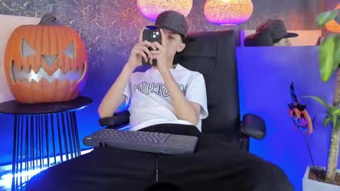 arthurcox_ online show from October 26, 11:31 pm