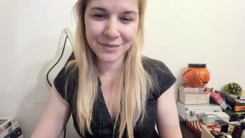 Snapshot of artsyandcraftsy_ chatting on February 5, 6:04 pm MIA online show from February 5, 6:04 pm