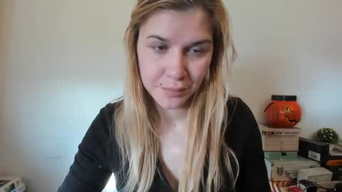 Snapshot of artsyandcraftsy_ chatting on February 8, 1:11 pm MIA online show from February 8, 1:11 pm
