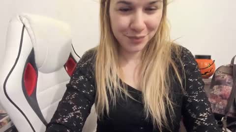 Snapshot of artsyandcraftsy_ chatting on February 10, 7:38 pm MIA online show from February 10, 7:38 pm
