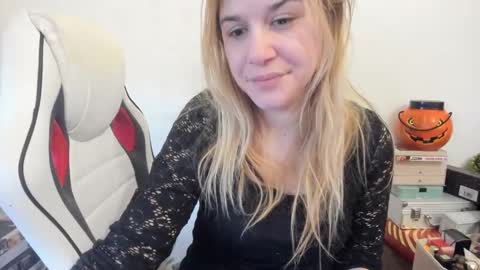 Snapshot of artsyandcraftsy_ chatting on February 11, 12:27 pm MIA online show from February 11, 12:27 pm