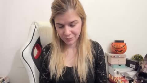 Snapshot of artsyandcraftsy_ chatting on February 11, 5:29 pm MIA online show from February 11, 5:29 pm
