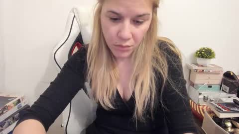 Snapshot of artsyandcraftsy_ chatting on February 12, 9:01 pm MIA online show from February 12, 9:01 pm