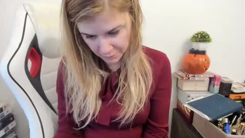 Snapshot of artsyandcraftsy_ chatting on February 17, 1:32 pm MIA online show from February 17, 1:32 pm