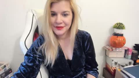 Snapshot of artsyandcraftsy_ chatting on February 21, 4:16 pm MIA online show from February 21, 4:16 pm