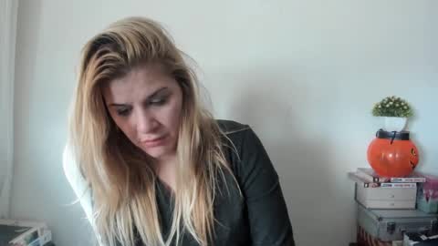 Snapshot of artsyandcraftsy_ chatting on February 22, 2:41 pm MIA online show from February 22, 2:41 pm