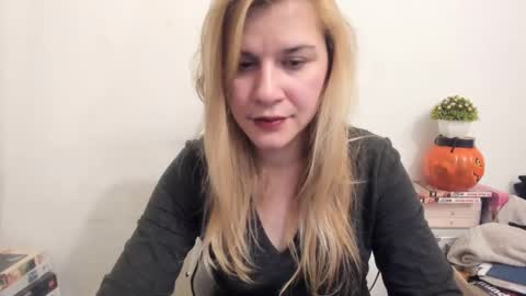 Snapshot of artsyandcraftsy_ chatting on February 25, 8:09 pm MIA online show from February 25, 8:09 pm