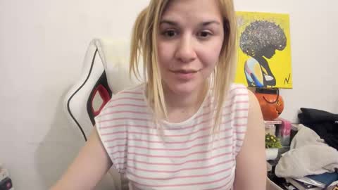 Snapshot of artsyandcraftsy_ chatting on March 3, 6:22 pm MIA online show from March 3, 6:22 pm