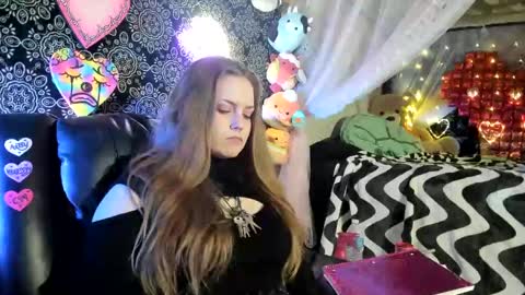 ArtsyHeartsyy online show from March 7, 6:24 am