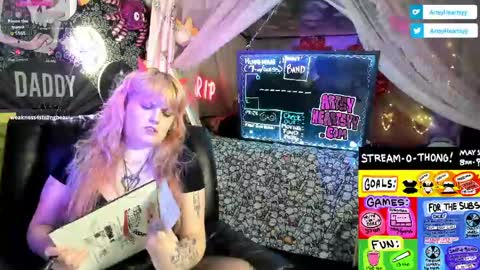 ArtsyHeartsyy online show from May 2, 2:16 am