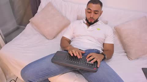 Snapshot of arturguy01 chatting on February 2, 12:09 am arturguy01 online show from February 2, 12:09 am