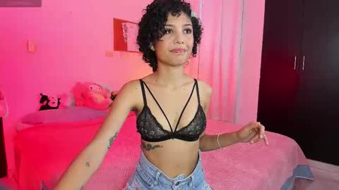 Ariana and Kelsieh online show from December 1, 9:53 pm