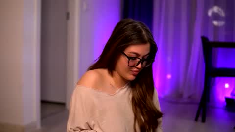 Lunaa  online show from December 1, 7:41 pm