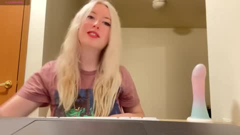 Snapshot of ashisscene chatting on January 6, 4:16 am ash 3 online show from January 6, 4:16 am