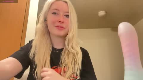 Snapshot of ashisscene chatting on January 10, 3:19 am ash 3 online show from January 10, 3:19 am