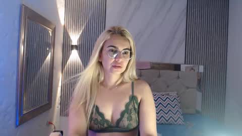 ashley__tylor online show from March 18, 2:15 am
