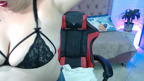 Snapshot of ashley_prg2 chatting on February 19, 10:01 am Ashley online show from February 19, 10:01 am