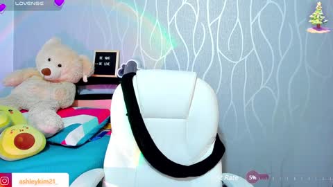 Snapshot of ashleykiim_ chatting on December 5, 9:28 pm .. Ashley .. online show from December 5, 9:28 pm