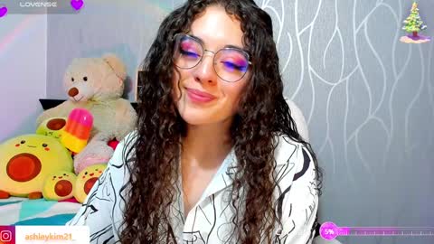 Snapshot of ashleykiim_ chatting on December 16, 9:20 pm .. Ashley .. online show from December 16, 9:20 pm