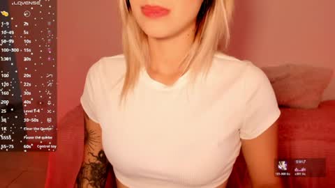 Snapshot of ashleyroys_111 chatting on July 15, 9:09 pm dahiana online show from July 15, 9:09 pm