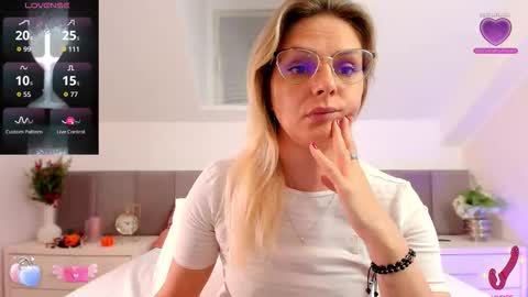 Snapshot of ashleystorms chatting on September 25, 5:11 am AshleyStorms online show from September 25, 5:11 am