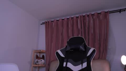 Ashley Lauren online show from November 25, 9:42 am