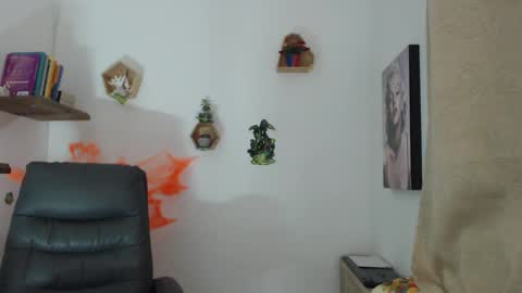 Sarah .3   hello guys .im love online show from October 10, 12:42 am