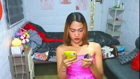 Snapshot of asian_loraine chatting on February 19, 10:33 am LOVELY LORAINE online show from February 19, 10:33 am