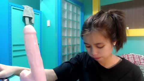 Snapshot of asian_slade chatting on June 19, 5:17 pm asian_slade online show from June 19, 5:17 pm