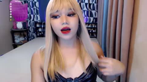 Snapshot of asian_suteishi chatting on December 6, 11:11 am stacey online show from December 6, 11:11 am