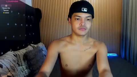 VICTORIA SCOTT online show from December 1, 3:50 pm