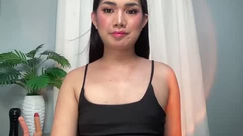 Snapshot of asiansweet_lily chatting on June 26, 10:52 am Lily online show from June 26, 10:52 am