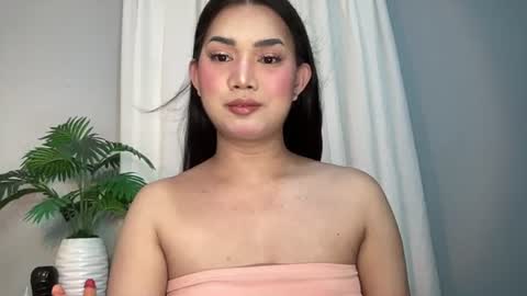 Snapshot of asiansweet_lily chatting on July 8, 12:04 am Lily online show from July 8, 12:04 am