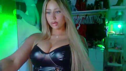 Snapshot of aspenmadden chatting on January 11, 2:09 am iwantaspen online show from January 11, 2:09 am