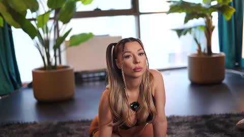 Snapshot of assmerising chatting on December 2, 10:31 am Starting 930 PM EU TIME online show from December 2, 10:31 am