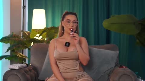 Snapshot of assmerising chatting on February 6, 11:46 am Starting 930 PM EU TIME online show from February 6, 11:46 am