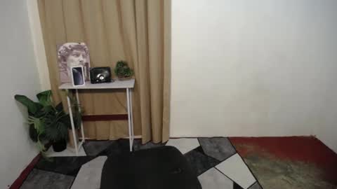 Snapshot of astraea_xxx chatting on January 10, 11:33 am Anna online show from January 10, 11:33 am