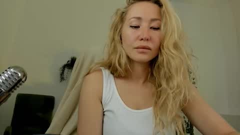 astramonroe online show from March 27, 2:06 am