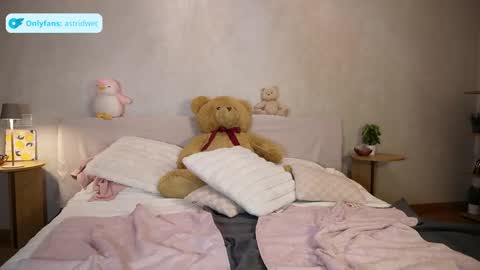 Astrid online show from May 19, 2:56 pm