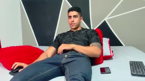 Snapshot of astromgrey chatting on January 19, 1:32 am Astrom model independent online show from January 19, 1:32 am