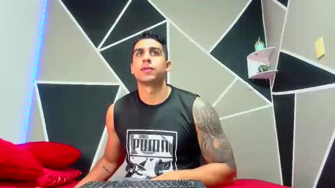 Snapshot of astromgrey chatting on March 7, 8:44 pm Astrom model independent online show from March 7, 8:44 pm