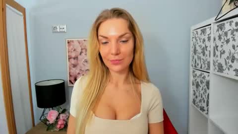 Snapshot of aullorasensual chatting on February 15, 6:23 am AulloraSensual online show from February 15, 6:23 am