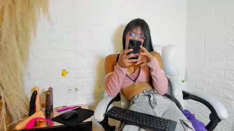 Monii Yi online show from November 14, 6:34 am